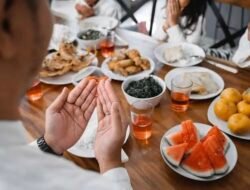 5 Keutamaan Memberi Makanan Buka Puasa, Pahalanya seperti Orang yang Puasa