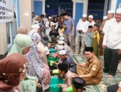 Suasana Haru Warnai Prosesi Cuci Kaki Ibu Di Masjid Nurul Yaqin Kersik Putih