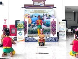 Promosi Wisata Tarian Tanah Bumbu Sambut Wisatawan di Bandara Syamsuddin Noor