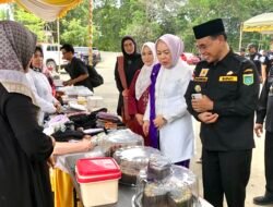 Ketua TP PKK Tanbu, Hj Wahyu Windarti Kunjungi Lapak Produk UMKM Organisasi Wanita Hari Ibu ke-96