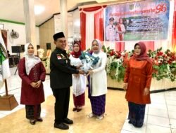 Peringatan Hari Ibu ke-96,Bupati Zairullah Berikan Buket Bunga Kepada Tiga Perempuan Inspiratif