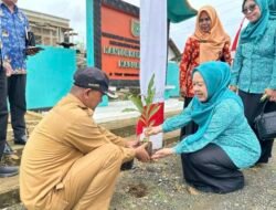 Ketua TP PKK Hj Wahyu Windarti Tanam Bunga di Desa Madu Retno