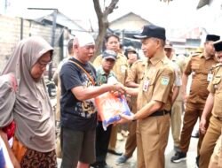 Sekda  Serahkan Bantuan Korban Kebakaran Gang PLN Simpang Empat