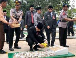 Ketua DPRD Tanbu Ziarah dan Tabur Bunga di TMP Mattone Pagatan