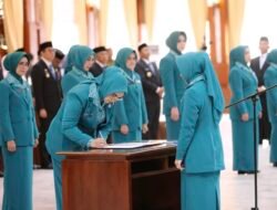 Andi Irmayani Rudi Latif Dilantik Sebagai Ketua TP PKK dan Ketua Tim Pembina Posyandu Kabupaten Tanah Bumbu Masa Bhakti 2025-2030