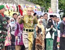 Bupati Andi Rudi Latif Sapa Langsung Peserta Upacara Hari Jadi ke-22 Tanah Bumbu