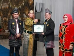 Bupati  Andi Rudi Latif Serahkan Penghargaan AKIP 2024 Kepada SKPD Berprestasi di Hari Jadi Ke-22 Tanah Bumbu
