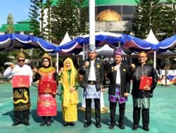 Pimpin Upacara Hardiknas, Bupati Andi Rudi Latif Serahkan Penghargaan Satyalencana Karya Satya pada Guru