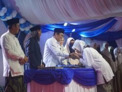 Momen Haru,Bupati Andi Rudi Latif Kalungkan Tanda Kelulusan untuk Putrinya