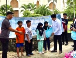 Bupati Andi Rudi Latif Bagikan Ratusan Paket Daging Kurban Kepada Masyarakat