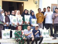 Pemkab Tanah Bumbu dan Bulog Salurkan Bantuan Pangan Beras di Desa Saring Sungai Bubu