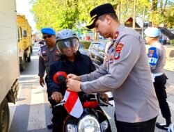 Polres Tanah Bumbu Bagikan Bendera Merah Putih Sambut HUT ke-80 RI
