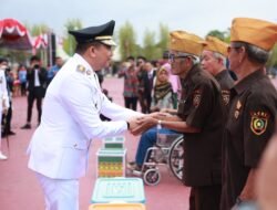 HUT ke-80 RI, Bupati Andi Rudi Latif Serahkan Berbagai Bantuan dan Penghargaan