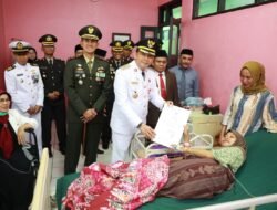Bupati Andi Rudi Latif Kunjungi Pasien Melahirkan Gratis di RSUD pada 17 Agustus