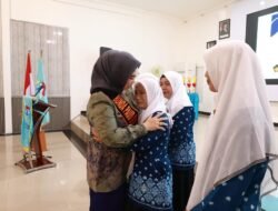 Bunda Paud Andi Irmayani Rudi Latif di Momen Haru di HUT Ke-20 HIMPAUDI Tanah Bumbu