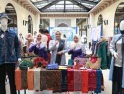 Tenun Pagatan Ditampilkan Pada Pertemuan TP PKK se-Kalsel