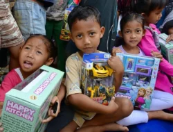 Presiden Prabowo bagikan mainan hingga tinjau layanan kesehatan di Aceh Tamiang
