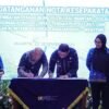 Bupati Andi Rudi Latif Tandatangani MOU Pembangunan Jembatan Pulau Kalimantan  – Pulau Laut