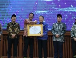 Bupati Andi Rudi Latif Terima Penghargaan Menkum RI