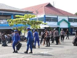 Polres Tanah Bumbu Laksanakan Aksi Bersih-Bersih di Taman Education dan Pasar Minggu