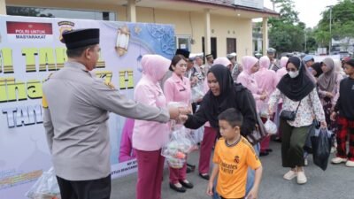 Raih Berkah Ramadan Polres Tanah Bumbu Bagikan Takjil Untuk Masyarakat