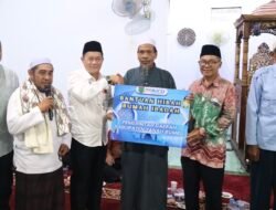 Pemkab Tanah Bumbu Serahkan Bantuan Hibah Masjid dan Bansos