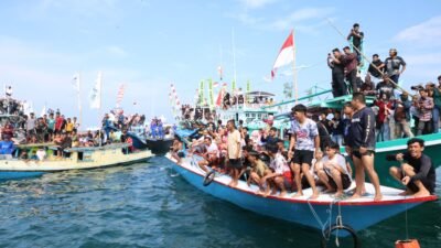 Ribuan Wisatawan Padati Puncak Pesona Budaya Mappanre Ri Tasi’e 2026 di Tanah Bumbu, Ekonomi Lokal Ikut Bergeliat