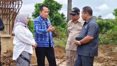 DPRD Tanah Bumbu Tinjau Pengerjaan Jembatan Penghubung Satui