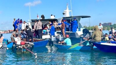 Polres Tanah Bumbu Berbagi Paket Sembako Warga Nelayan Pesisir Pulau Burung