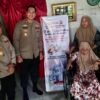 Polres Tanah Bumbu Serahkan Kursi Roda Warga Lanjut Usia dan Paket Sembako