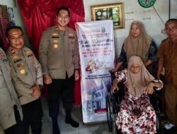 Polres Tanah Bumbu Serahkan Kursi Roda Warga Lanjut Usia dan Paket Sembako