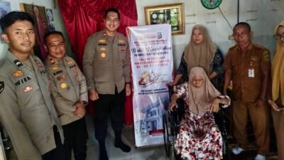 Polres Tanah Bumbu Serahkan Kursi Roda Warga Lanjut Usia dan Paket Sembako