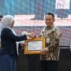 Bupati Andi Rudi Latif Terima Penghargaan ULM atas Dukungan Program KKN Lingkungan Hidup