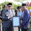 Bupati Andi Rudi Latif Serahkan Piagam Penghargaan Kepala Relawan Kemanusiaan di HUT Ke-80 Bhayangkara