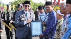 Bupati Andi Rudi Latif Serahkan Piagam Penghargaan Kepala Relawan Kemanusiaan di HUT Ke-80 Bhayangkara