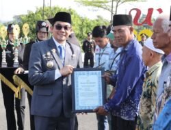 Bupati Andi Rudi Latif Serahkan Piagam Penghargaan Kepala Relawan Kemanusiaan di HUT Ke-80 Bhayangkara