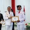 Bupati Andi Rudi Latif Serahkan Penghargaan kepada Paskibraka di HUT ke-81 RI di Tanah Bumbu