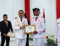Bupati Andi Rudi Latif Serahkan Penghargaan kepada Paskibraka di HUT ke-81 RI di Tanah Bumbu