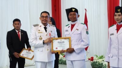 Bupati Andi Rudi Latif Serahkan Penghargaan kepada Paskibraka di HUT ke-81 RI di Tanah Bumbu