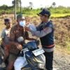 Posko Karhutla Polres Tanah Bumbu Bagikan Masker Kepada Masyarakat