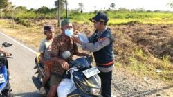 Posko Karhutla Polres Tanah Bumbu Bagikan Masker Kepada Masyarakat