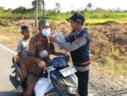 Posko Karhutla Polres Tanah Bumbu Bagikan Masker Kepada Masyarakat