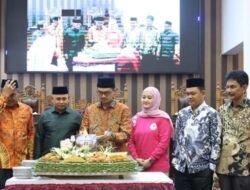 HUT ke-22 DPRD Tanah Bumbu Berikan Penghargaan Para Perintis Dewan