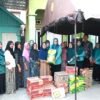 Ketua TP PKK Tanah Bumbu Serahkan Bantuan untuk 16 Rumah Terdampak Kebakaran Gang Andalas