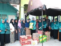 Ketua TP PKK Tanah Bumbu Serahkan Bantuan untuk 16 Rumah Terdampak Kebakaran Gang Andalas