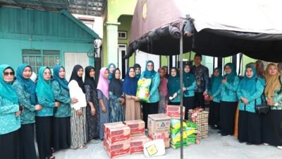 Ketua TP PKK Tanah Bumbu Serahkan Bantuan untuk 16 Rumah Terdampak Kebakaran Gang Andalas