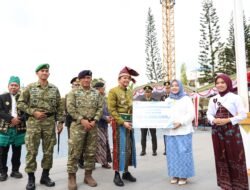 Peringatan Sumpah Pemuda ke-98, Bupati Tanah Bumbu Serahkan Penghargaan kepada Tiga Pemuda Berprestasi